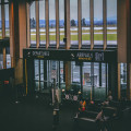 Hoe vroeg moet je op Eindhoven Airport zijn voor een vlucht in de herfstvakantie van 2026?