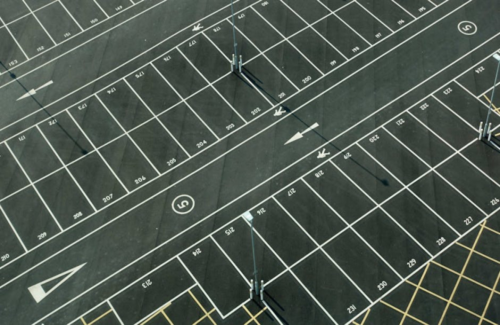 Hoe kun je goedkoop parkeren bij een vliegveld in Nederland?