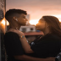 Waarom is Santorini een populaire bestemming voor een romantische vakantie?