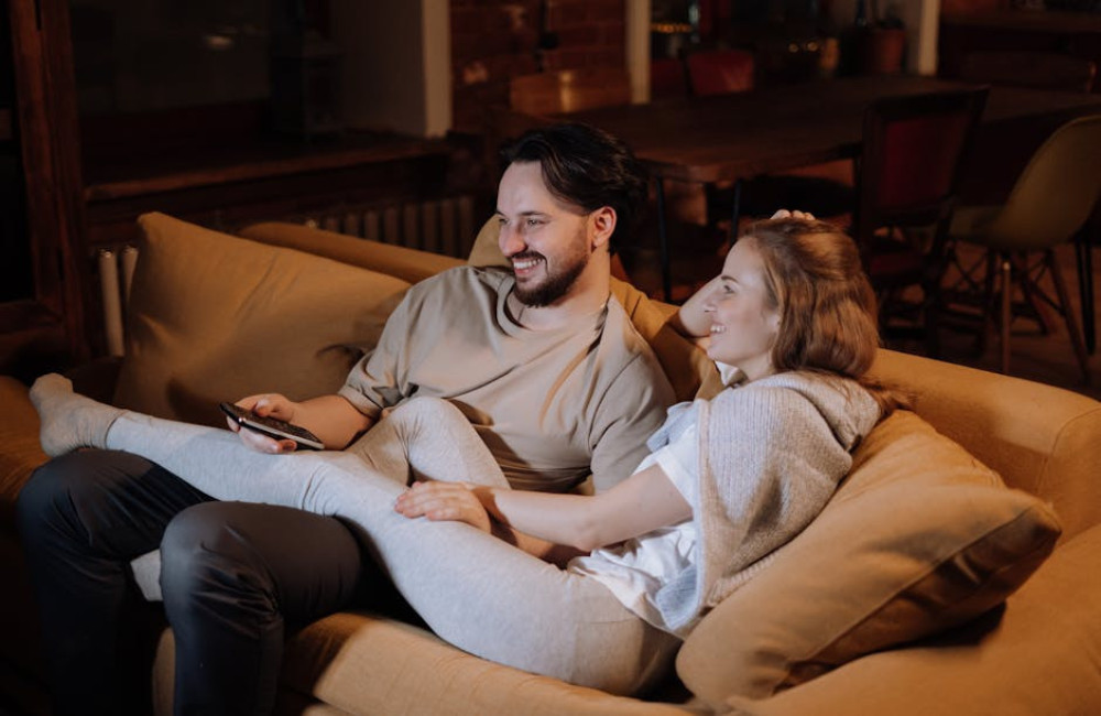 Waarom een avondje tv kijken goed is voor je humeur
