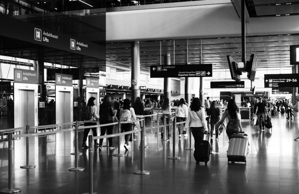 Hoeveel vloeistof mag je in 2026 meenemen in je handbagage op Schiphol?